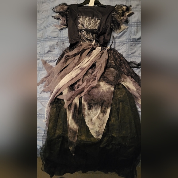 Girl's "Cemetary Bride" Costume - Picture 4 of 5